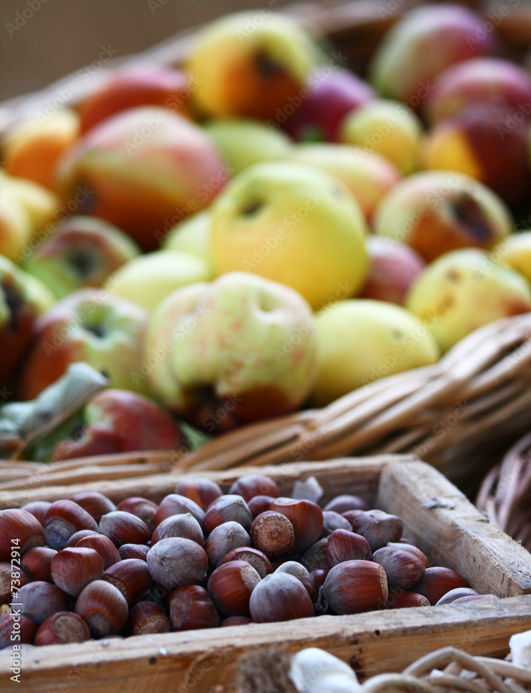 Obraz premium Hazelnuts and apples