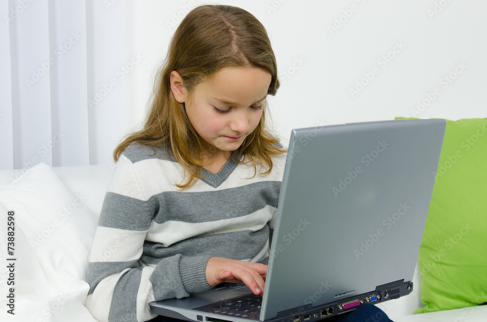 kind spielt am computer kind spielt am computer