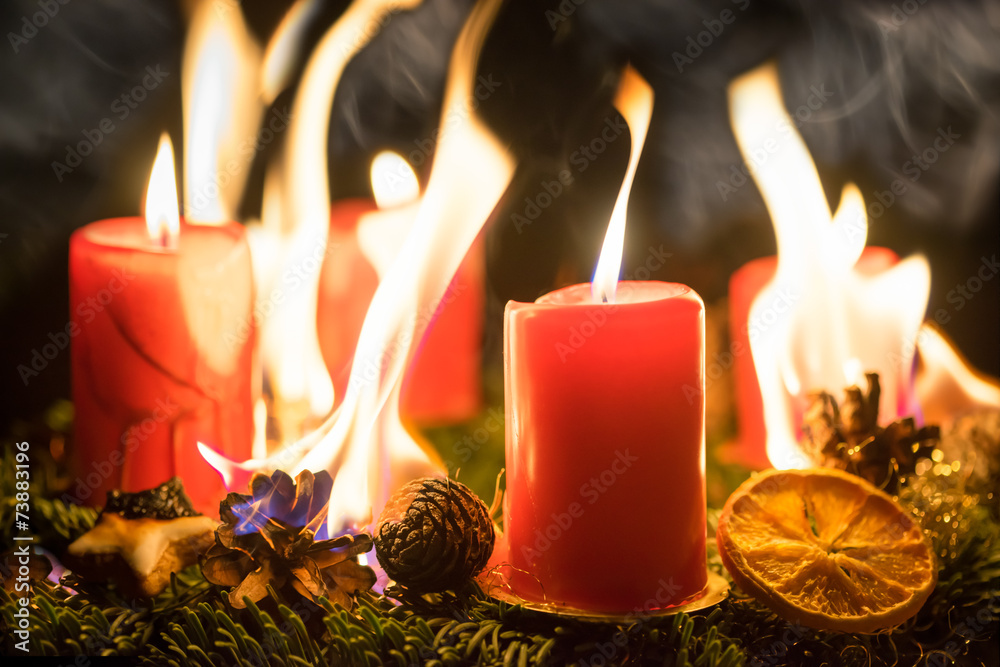 Brennender Adventskranz an Weihnachten