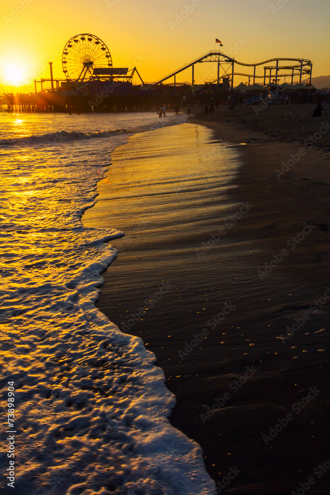 Obraz premium Sunset over Santa Monica Pier