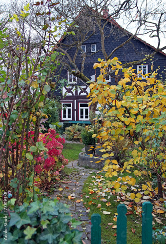 Sch  nes Fachwerkhaus im Herbst