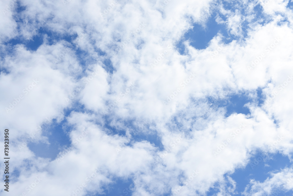 Obraz premium White clouds in blue sky outdoors