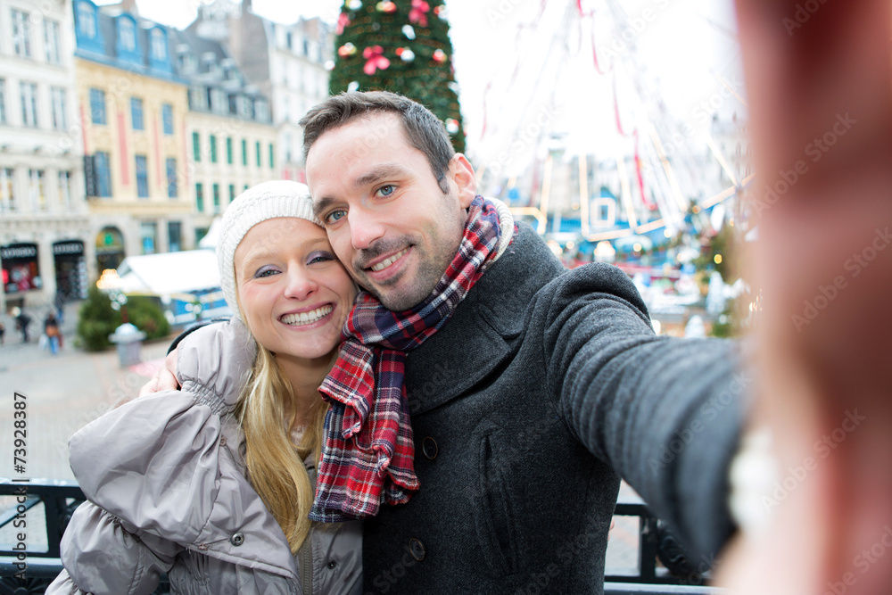 Young couple on holidays taking selfie - obrazy, fototapety, plakaty 