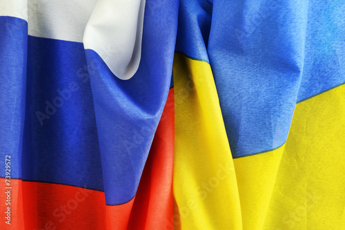 Zerknüllte Fahnen von Russland und der Ukraine photo