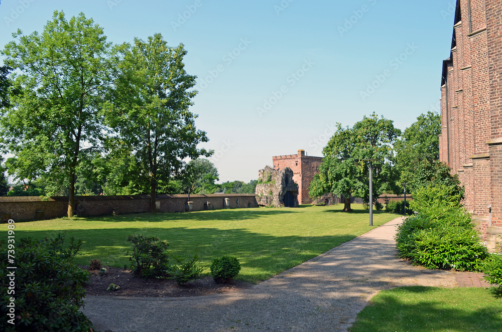 Park auf dem Kirchberg mit Wehrturm und Befestigung Heinsberg