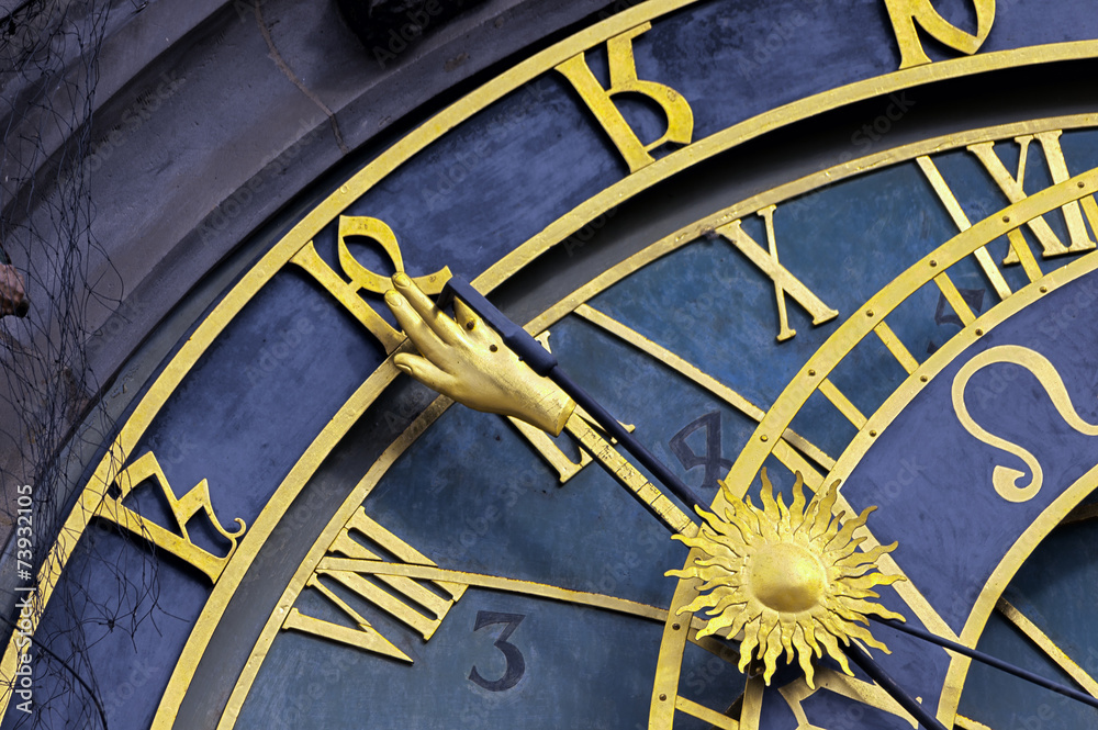 Obraz premium Astronomical clock in Prague in puddle