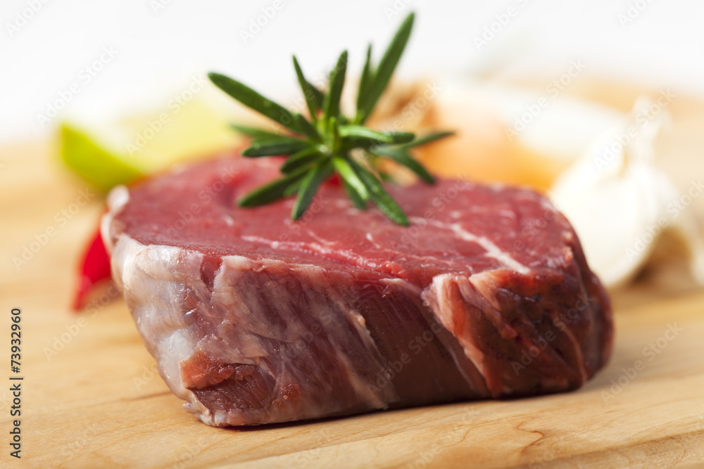 rohes Stück Rinderfilet rohes Stück Rinderfilet