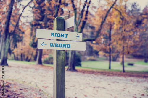 Foto Opposite directions towards right and wrong