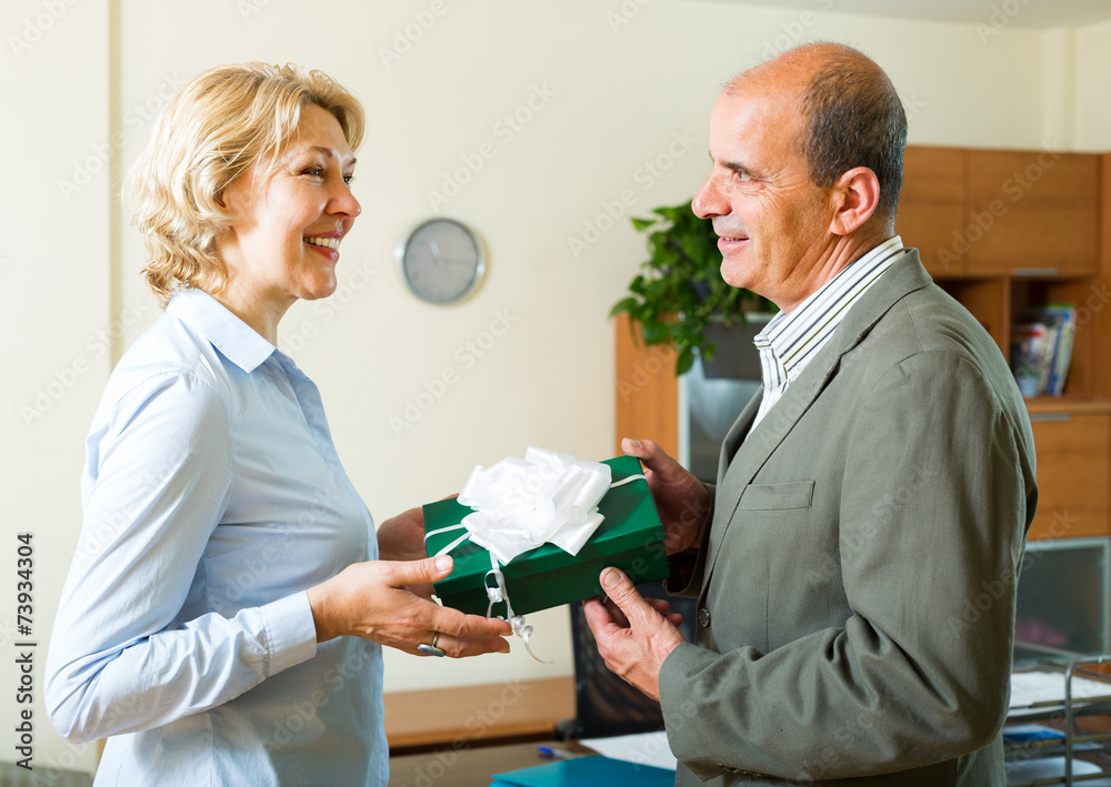 Obraz premium Office manager congratulating secretary