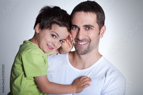 Vater und Sohn sind glücklich und lachen Porträt