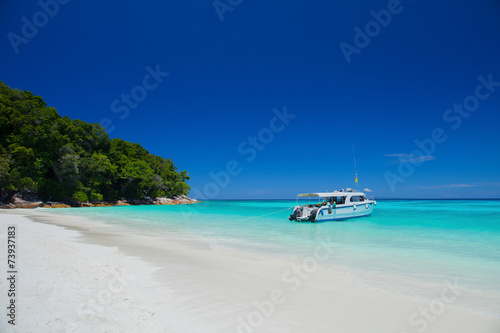 Speed boat at white sand beach © pattierstock