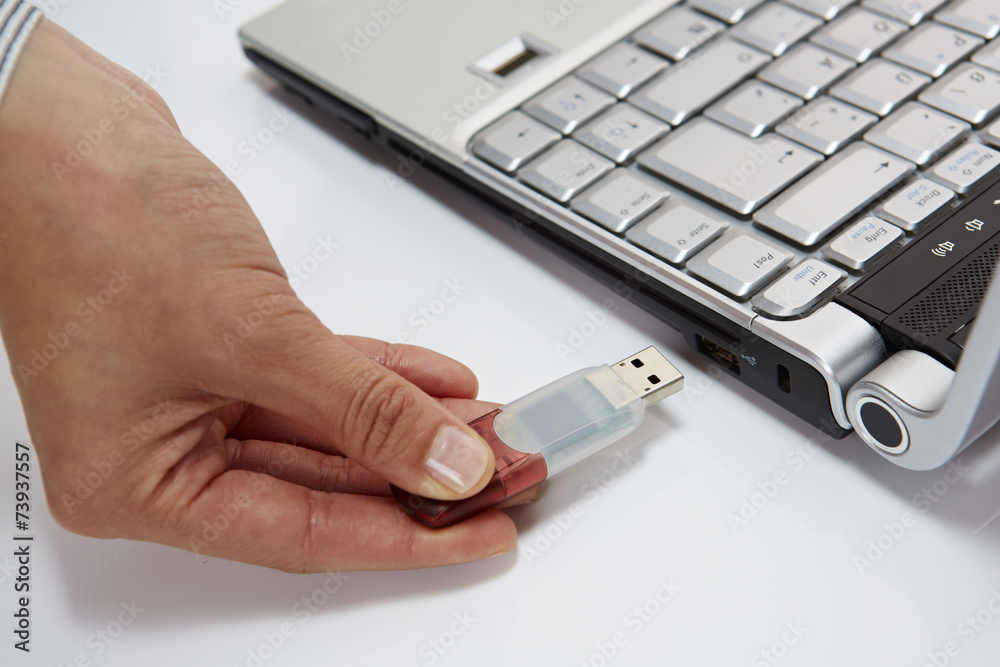 am Laptop, USB-Stick anschließen Stock Photo | Adobe Stock