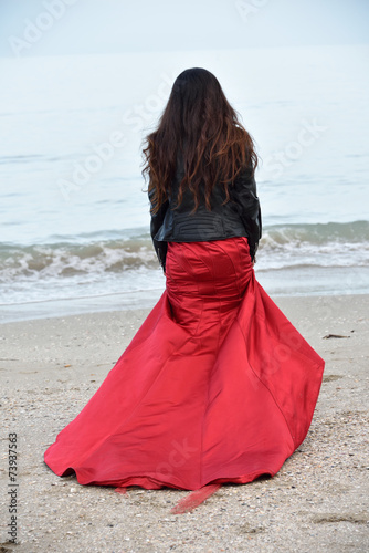 Donna in riva al mare
