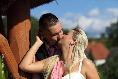 Dziewczyna i chłopak w czasie pocałunku.