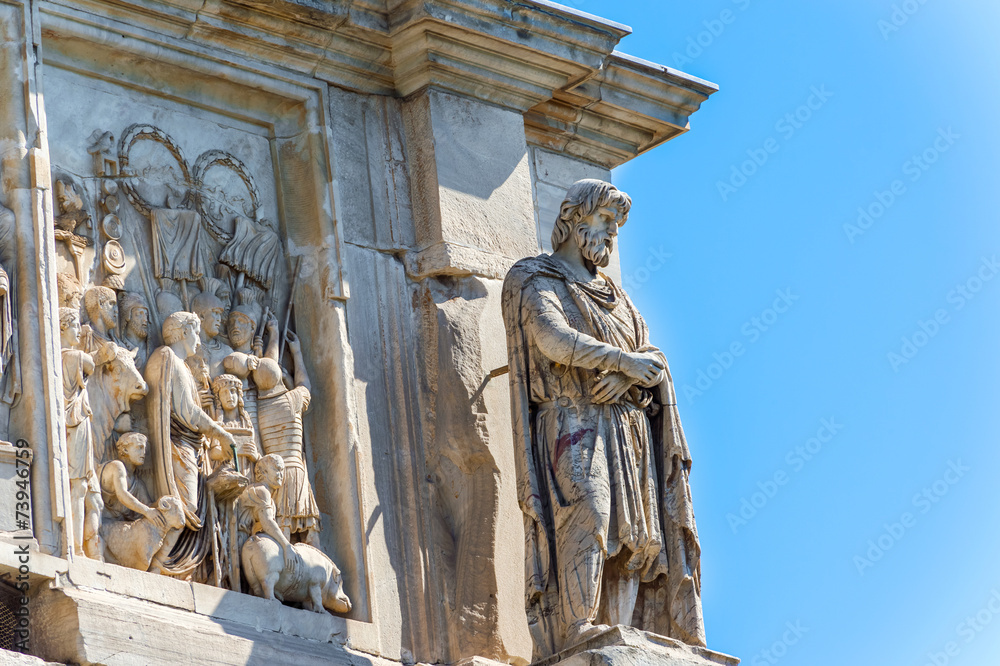Obraz premium Statues on the Arch of Constantine in Rome, Italy