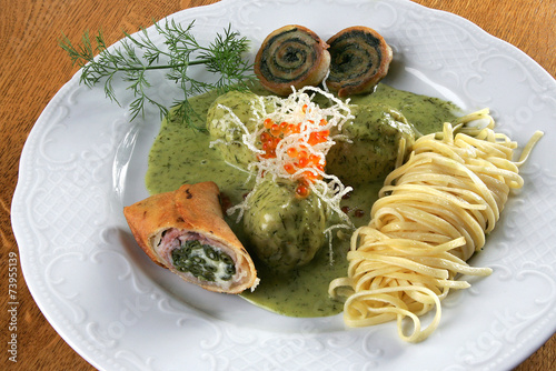 Hechtklößchen mit Bohnentüte und Spinatrouladen