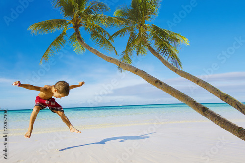 Canvas Print young happy child boy on tropical beach
