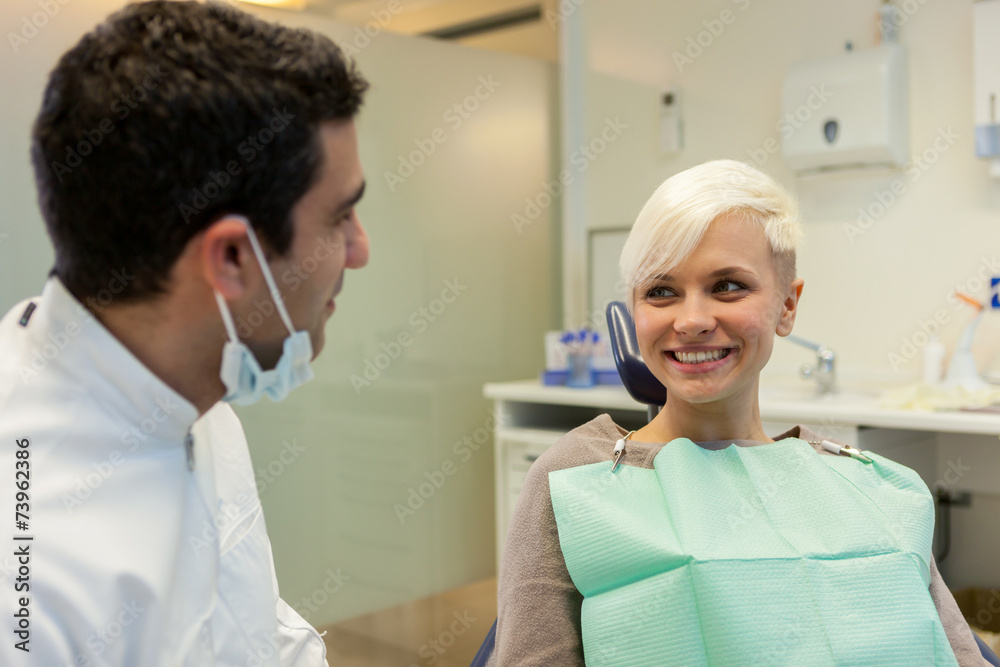 Obraz premium interaction between european dentist and blonde patient