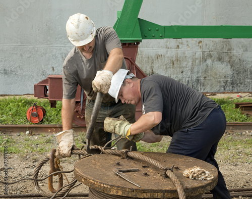 Port   dockers   at   work