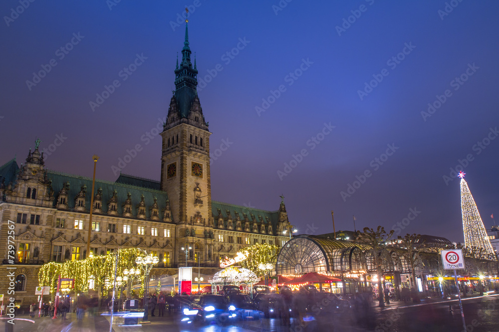Hamburger Rathaus zur Weihnachtszeit