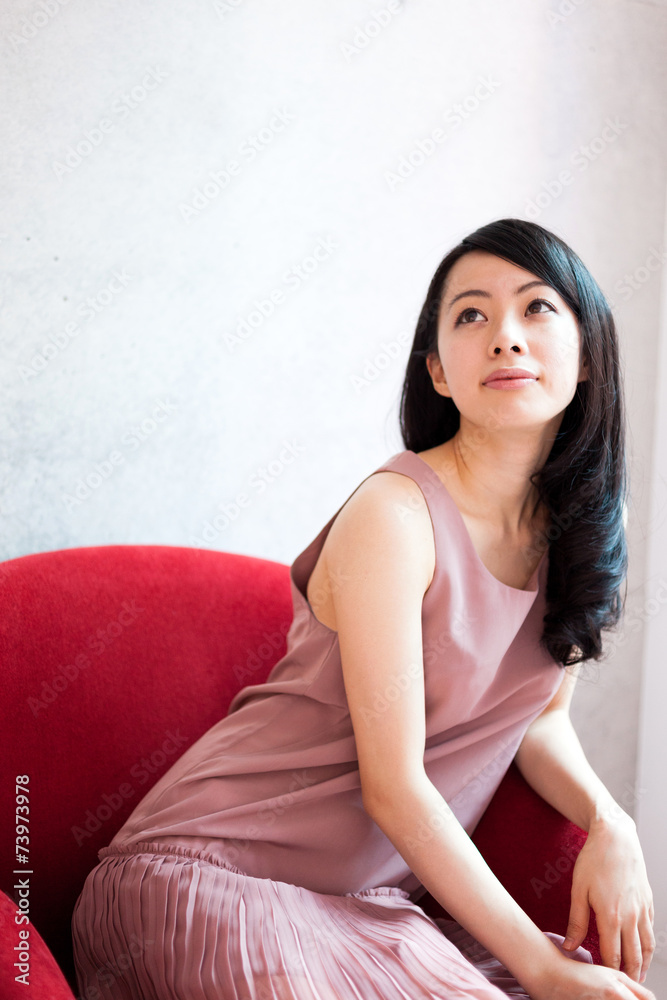 考え事をする女性 考え事をする女性