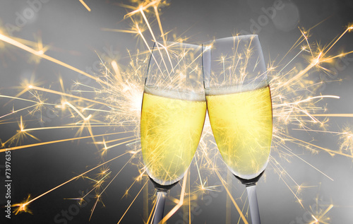 Zwei Sektgläser beim Anstossen