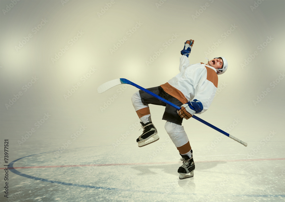 Obraz premium Hockey player fall dawn on ice