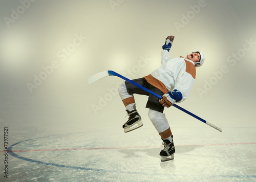 Hockey player fall dawn on ice