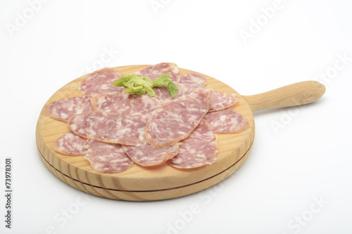 Salchichón cortado en rodajas