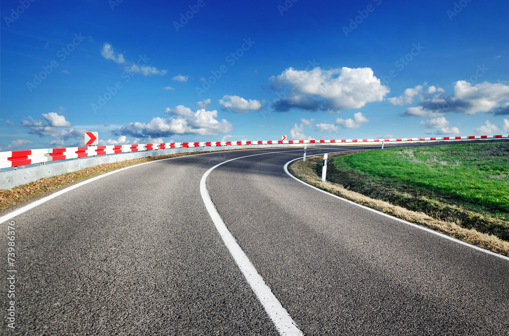 Fototapeta premium Landstraße Gefahr Sicherheit Kurve mit Leitplanken