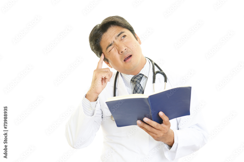 疲れた表情の医師