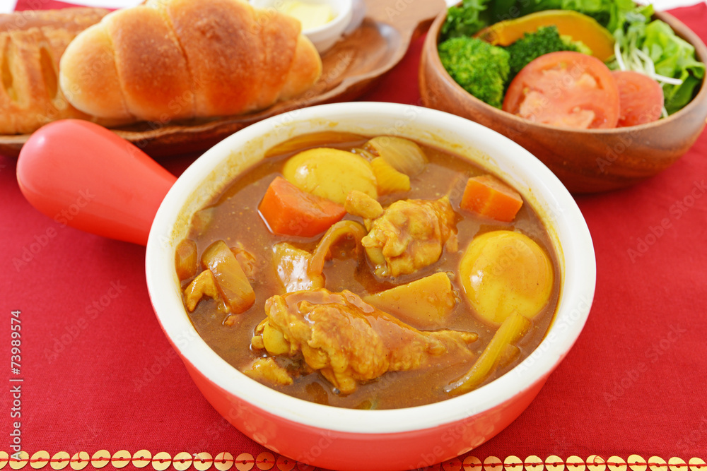 美味しそうなカレーとサラダ 美味しそうなカレーとサラダ