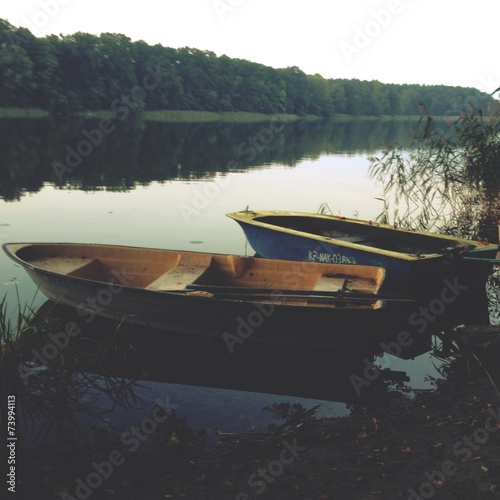 Łódki nad spokojnym jeziorem
