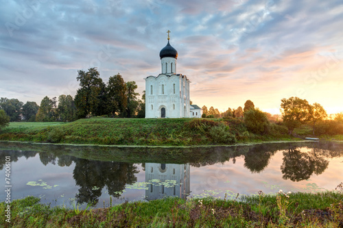 Фотография Church of Intercession of Holy Virgin on the Nerl River at dawn.