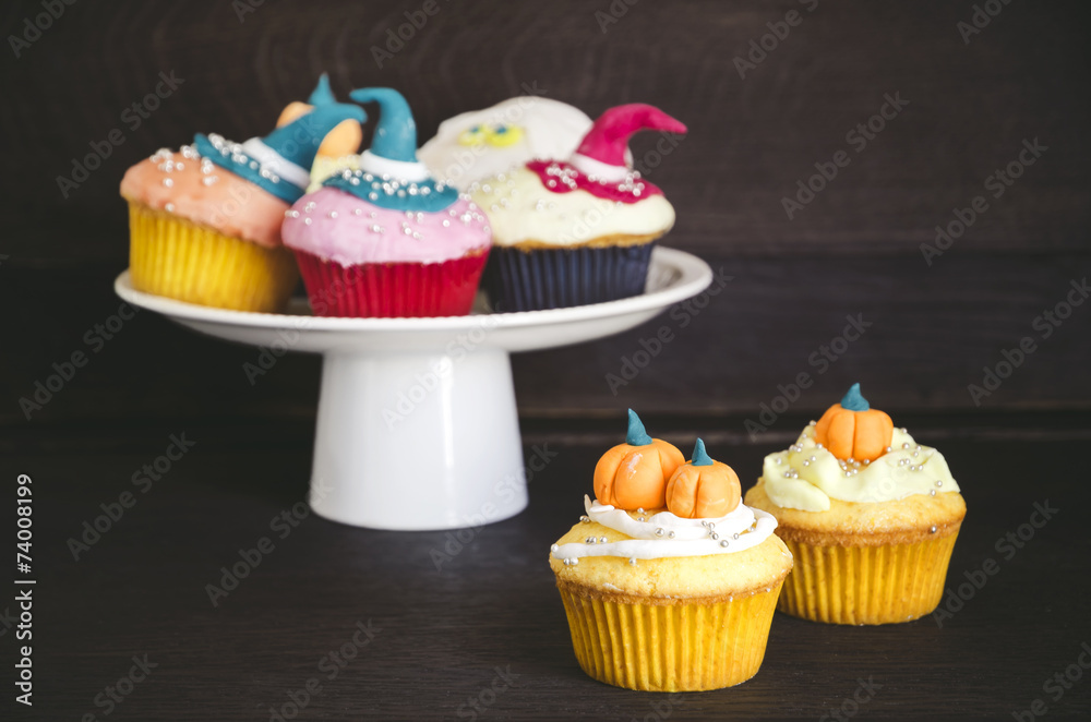 Halloween cupcakes decorated with fondant