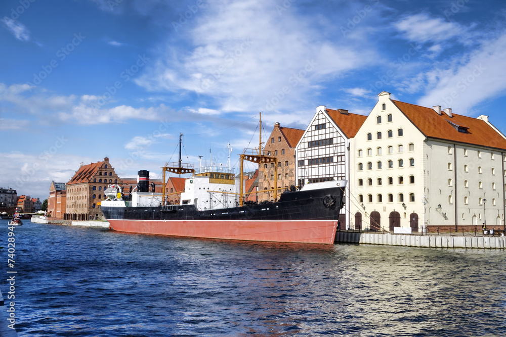 Obraz premium Cityscape of Gdansk with boat in the evening, Poland