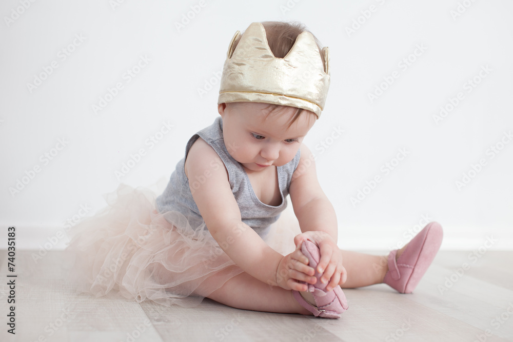 Eighth-month child in princess costume Eighth-month child in princess costume