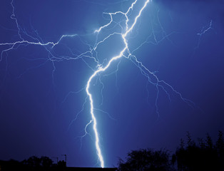 Keuken achterwand Onweer Onweersbui met bliksem boven vlakte  © jacquimoo