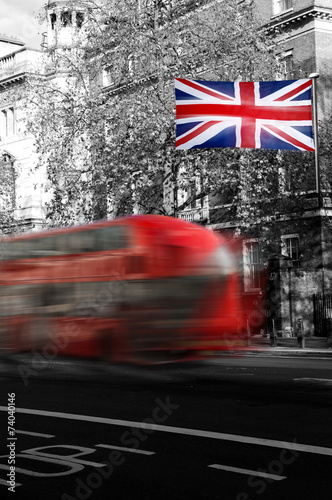 London Straße mit Bus und Britischer Flagge