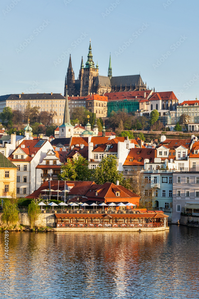 Obraz premium View of Mala Strana and Prague castle over Vltava river