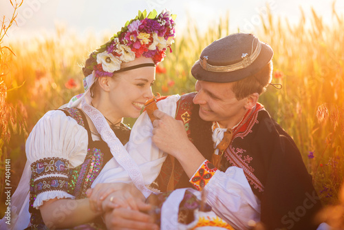 Fotografia Couple in love with traditional folk costumes