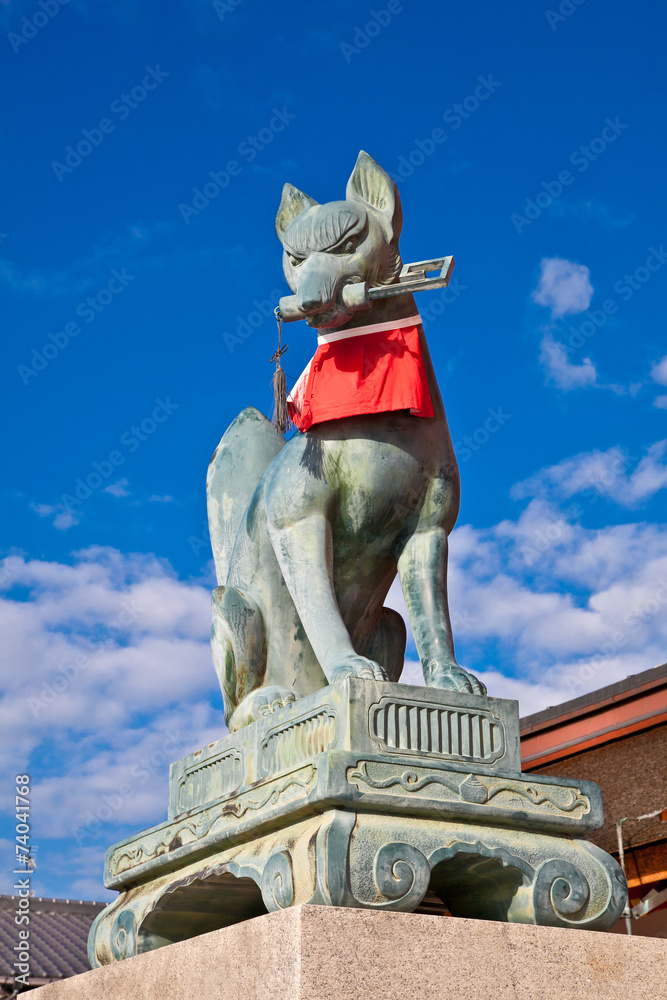 Fototapeta premium Fox holding a key in Kyoto, Japan