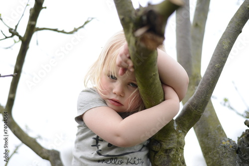 Vászonkép Mädchen beim Klettern auf einem Baum