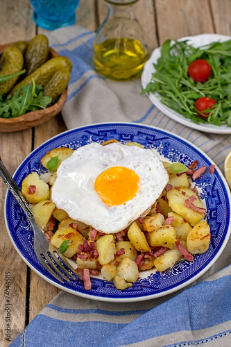 Roasted potatoes with bacon and eggs