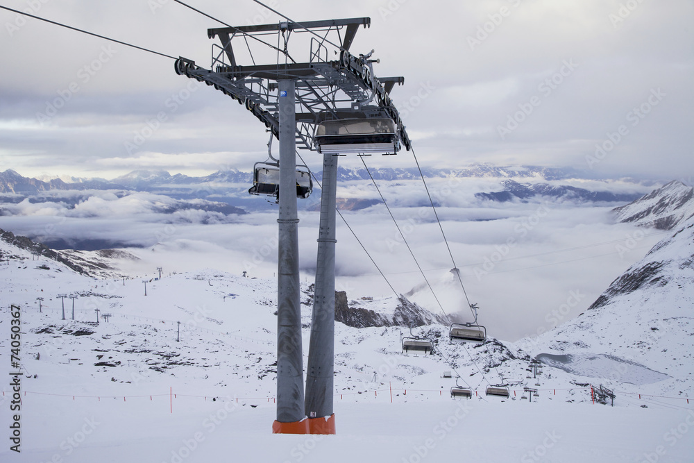 Skilift mit Beförderung in den Alpen im Winter Skilift mit Beförderung in den Alpen im Winter