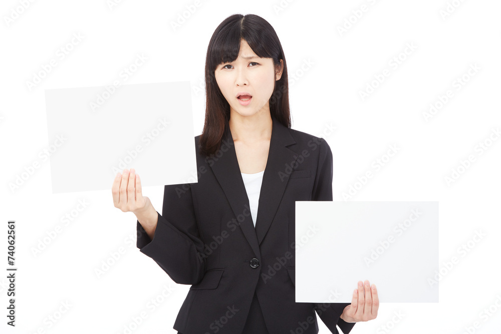 二枚のメッセージボードを持って困るビジネスウーマン 二枚のメッセージボードを持って困るビジネスウーマン