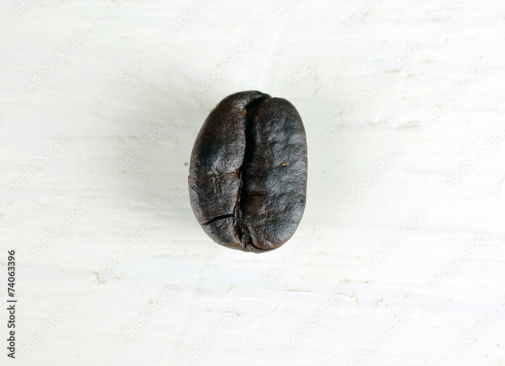 Naklejka premium Roasted coffee beans on textured wood