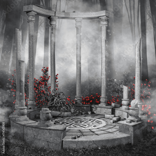 Ruiny altany w ciemnym lesie z czerwonymi różami