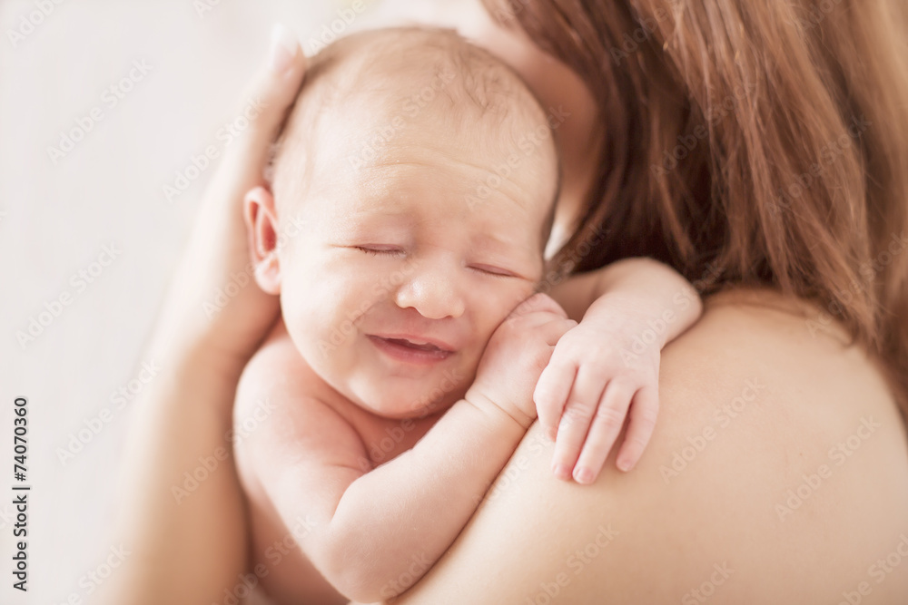 Newborn kleines Mädchen schlafend auf Mamas Schulter Newborn kleines Mädchen schlafend auf Mamas Schulter