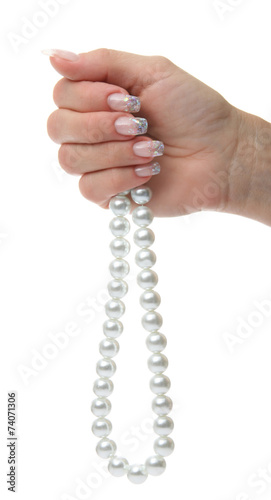 Female hand holding the hands of pearl necklaces